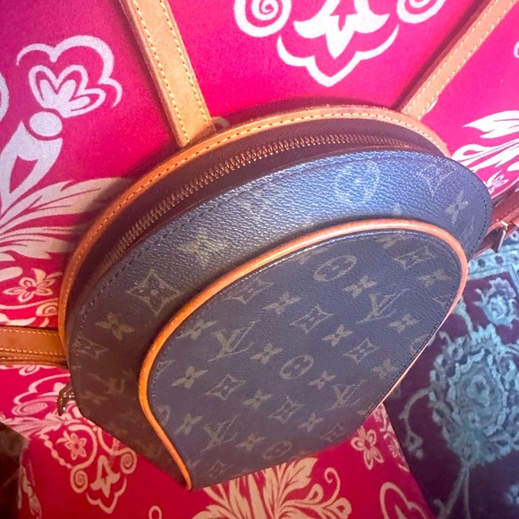 WOW POSHMARK Authentic Louis Vuitton Backpack = Festivals Concerts Pro Games! - Picture 10 of 16